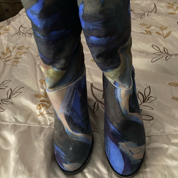 Uggs - Picture 3 of 14